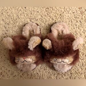 UGG FLUFF LION STUFFIE SHEEPSKIN SLIPPERS TODDLER SIZE 7 SAND/CHOCOLATE
